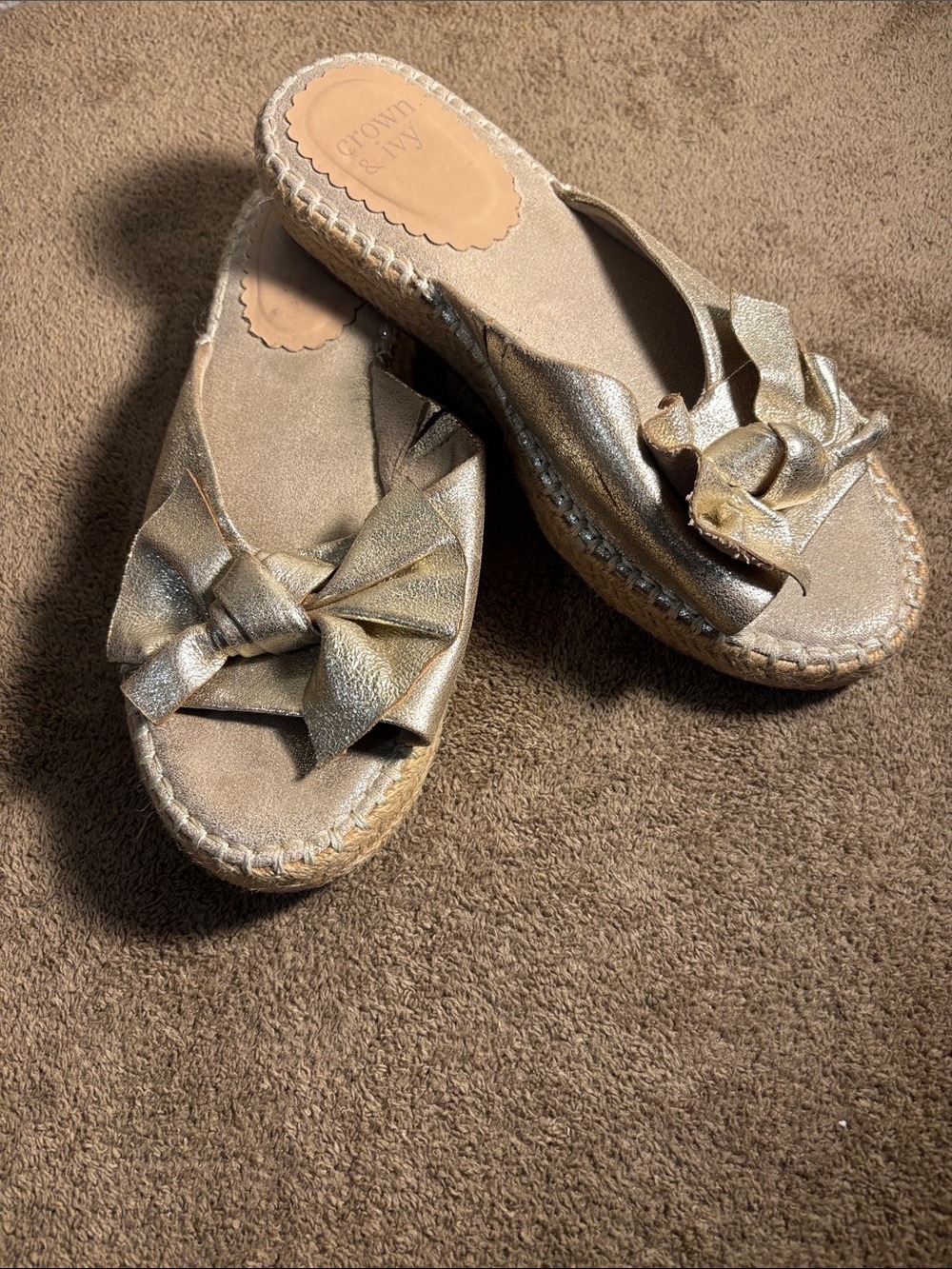 crown & ivy Gold Keisha Espadrille Slide  Sandals With Bow Accent - Size 8